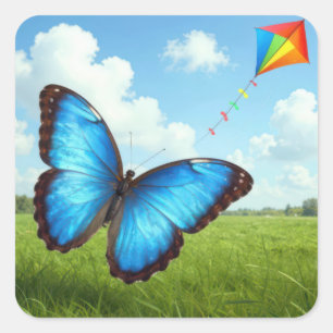 Gemeiner Morpho-Schmetterling fliegt einen Drachen Quadratischer Aufkleber