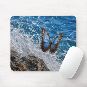 Gemeiner Morpho-Schmetterling schwebt über Meeresw Mousepad