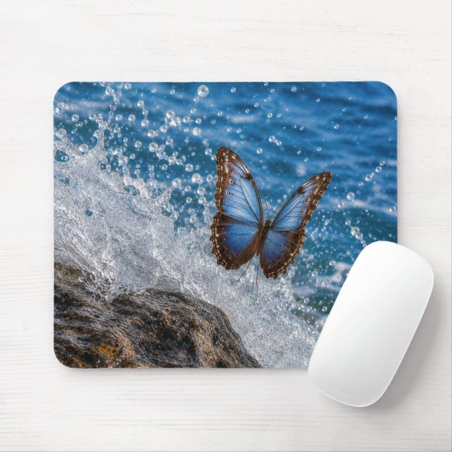 Gemeiner Morpho-Schmetterling schwebt über Meeresw Mousepad (Mit Mouse)