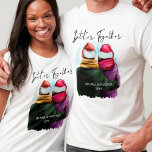 Gemeinsam Personalisierte Paare Weihnachten T-Shirt<br><div class="desc">Better Together,  personalisierte Weihnachten Shirts. Dieses Aquarell-Design hat eine trendige Abbildung von einigen Weihnachtsmannmützen. "Better Together" wird in einem modernen Skript handgeschrieben und die Vorlage steht Ihnen zur Verfügung,  um Ihre Namen und das Jahr oder andere personalisierte Texte hinzuzufügen.</div>