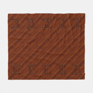 Gemini-Symbol auf braunem Mahagoni wie Druck Fleecedecke