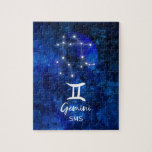 Gemini Zodiac Constellation Blue Galaxy Monogramm<br><div class="desc">Gemini Zodiac Constellation Blue Galaxy Monogram Design. Mit trendigem Pinsel Script-Schriftart, dunkelblauem Himmelswasserhintergrund, leuchtender Sternkonstellation und dem Zwillingssymbol. Modernes Astrologisches Geburtszeichen Horoskop, ist perfekt für jeden Gemini Geburtstag vom 21. Mai - 20. Juni ! Mit optionalen Mit Monogramm Anfangsbuchstaben (oder Leerzeichen verlassen). Ein tolles Geschenk für Junge und Mädchen, Familienmitglieder,...</div>