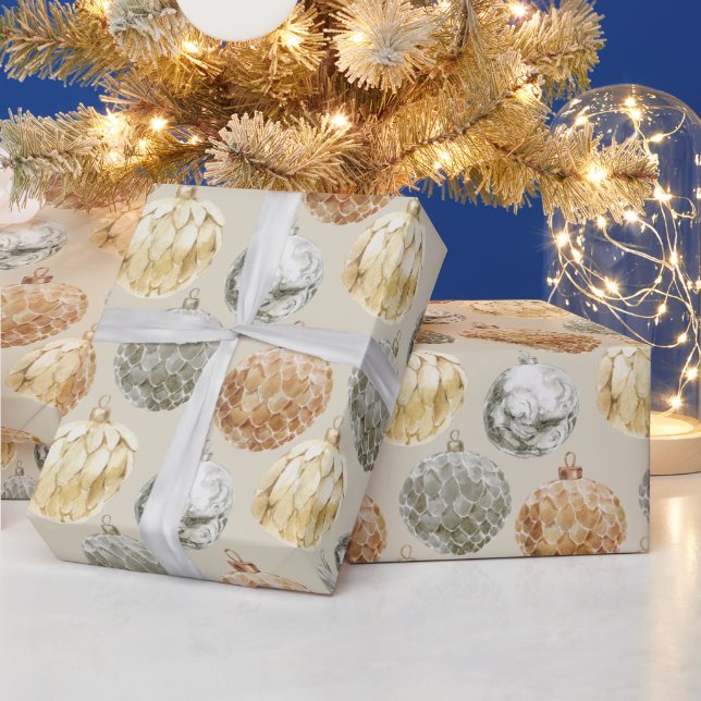 Gemischte metallische Ornamente auf neutraler Beig Geschenkpapier (Feiertage)