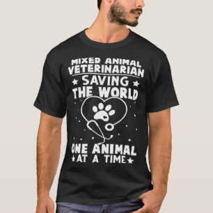 Gemischter Tierarzt, der das Tier Rette T-Shirt