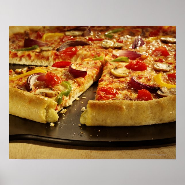 Gemüsepizza in schwarzer Pfanne auf Holz geschnitt Poster (Vorne)