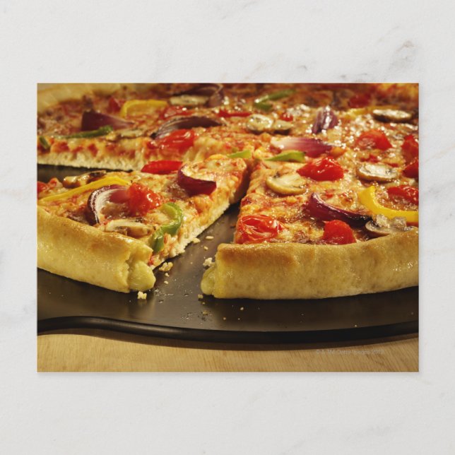 Gemüsepizza in schwarzer Pfanne auf Holz geschnitt Postkarte (Vorderseite)