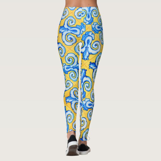 Gemusterte, gelbe und blaue, mediterrane Fliesen Leggings (Rückseite)