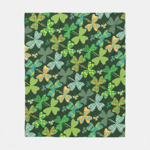 Gemusterte Kleeblätter Fleecedecke