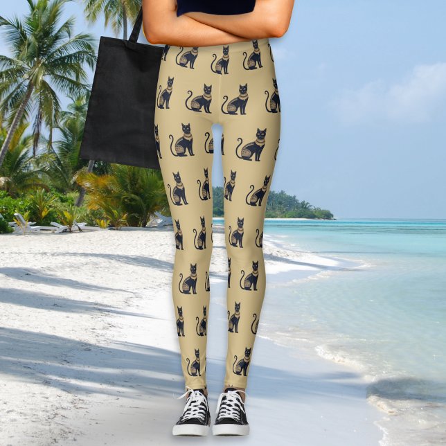 Gemusterte Sandfarbe der ägyptischen Schwarzkatze Leggings (A pair of leggings in sand beige, with Egyptian-inspired black and faux gold cat pattern)