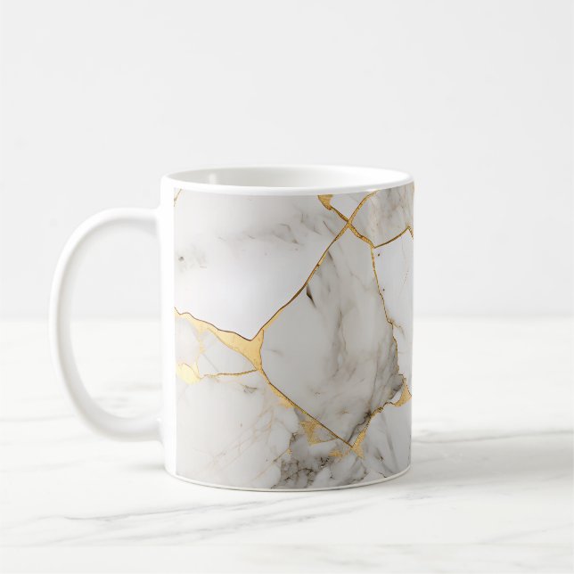 Gemusterte Tasse aus Marmor mit Goldfarben und Wei (Links)