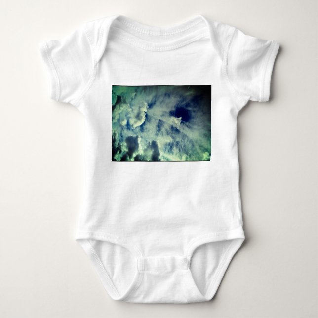 Gemusterte Wolken Baby Strampler (Vorderseite)