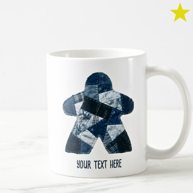 Gemütliche blaue Patchworkdecke Meeple Brettspiel Kaffeetasse (Von Creator hochgeladen)