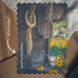 Gemütliche Hütte mit gelben Blumen Feiertagskarte