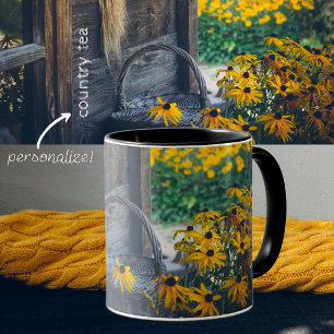 Gemütliche Hütte mit gelben Blumen Tasse