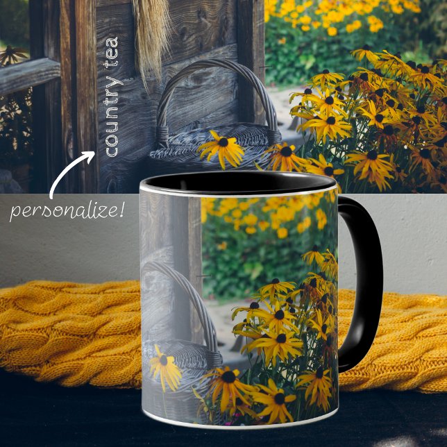Gemütliche Hütte mit gelben Blumen Tasse (Von Creator hochgeladen)