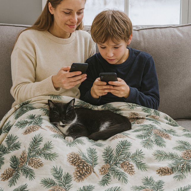 Gemütliche Immergrün und Kiefernzapfen  Fleecedecke (Cozy and warm fleece blanket featuring pine branches and pinecones. )