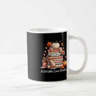 Gemütliche Jahreszeit Ein Mädchen, das Lieben fäll Kaffeetasse