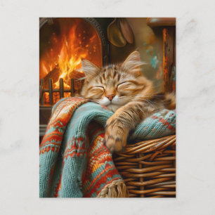 Gemütliche Katze schlafend im Korb am warmen Kamin Postkarte