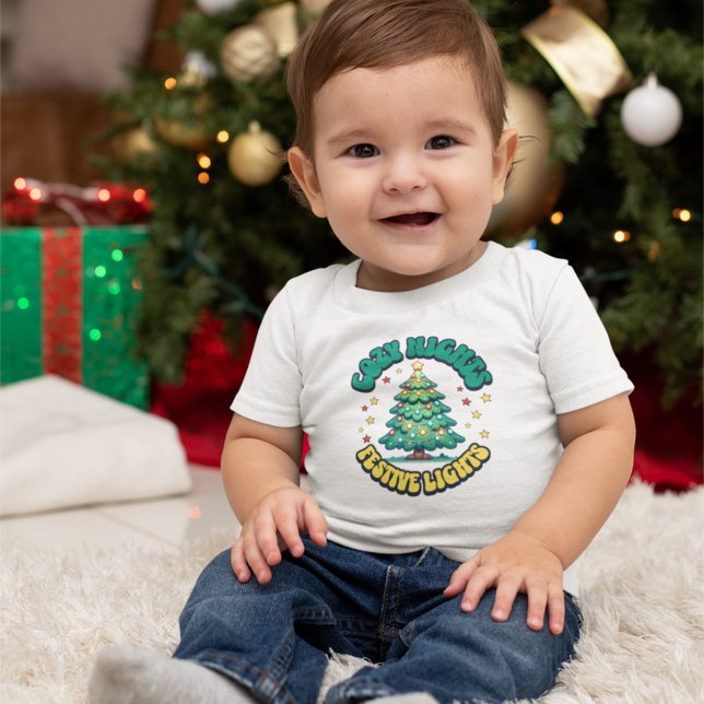 Gemütliche Nächte, festliche Lichter Weihnachtsbau Kleinkind T-shirt (Von Creator hochgeladen)