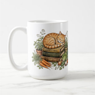Gemütliche orange Katze schläft auf Büchern Kaffeetasse