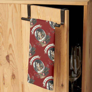 Gemütliche Weihnachts-Schneekugel-Hüttenszene Geschirrtuch