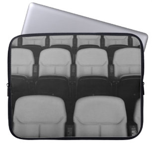 GEMÜTLICHE, WEISSE UND SCHWARZE THEATERSTÜHLE MIT LAPTOPSCHUTZHÜLLE
