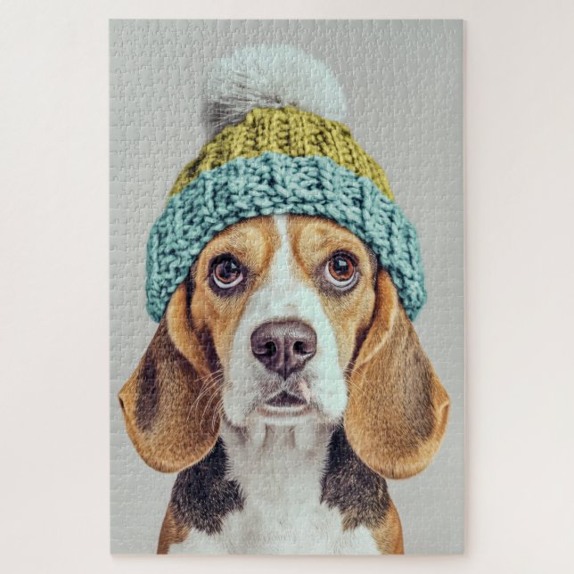 Gemütlicher Beagle in einem Winterhut aus Strick (Vertikal)