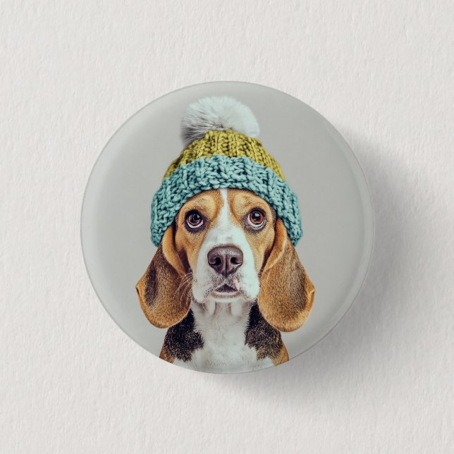 Gemütlicher Beagle in einem Winterhut aus Strick Button (Vorderseite)