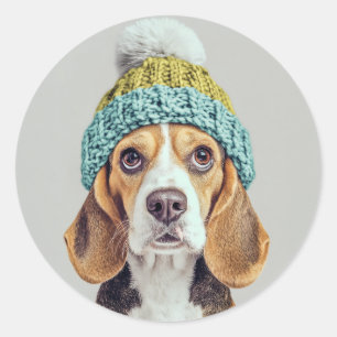 Gemütlicher Beagle in einem Winterhut aus Strick Runder Aufkleber