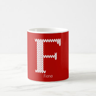 Gemütlicher gestrickter Alphabetbuchstabe F Kaffeetasse