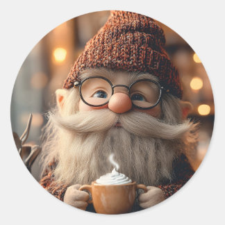 Gemütlicher Gnome Genießen Sie eine Tasse heißen K Runder Aufkleber