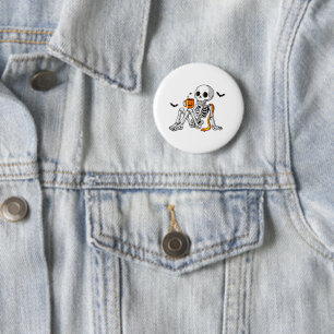 Gemütlicher Halloween-Skelett mit Kaffee- und Fled Button