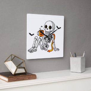 Gemütlicher Halloween-Skelett mit Kaffee- und Fled Quadratische Wanduhr