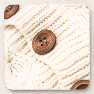 Gemütlicher Kabelstrickpullover mit Holzknöpfen in Getränkeuntersetzer