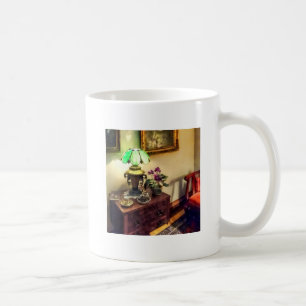 Gemütlicher Salon mit Blume Petal Lamp Kaffeetasse