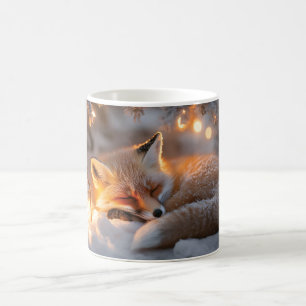 Gemütlicher Schlaffox unter verschneiten Zweigen Kaffeetasse