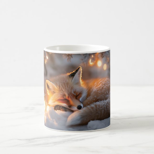 Gemütlicher Schlaffox unter verschneiten Zweigen Kaffeetasse (Mittel)