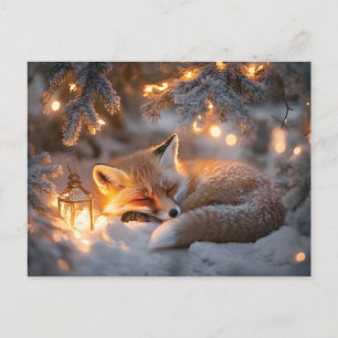 Gemütlicher Schlaffox unter verschneiten Zweigen Postkarte