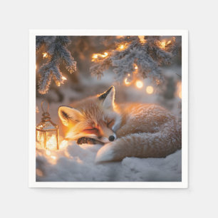 Gemütlicher Schlaffox unter verschneiten Zweigen Serviette