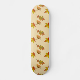 Gemütliches Blätter aus Herbstapel Blätter aus Eic Skateboard