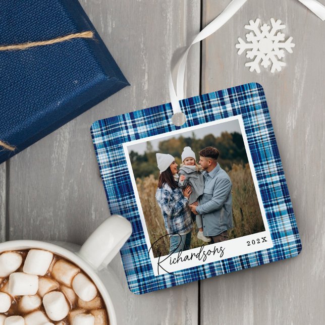 Gemütliches Blau und Karierte weiße Stoffe Foto Ornament Aus Metall (Cozy blue and White Plaid fabric Family Photo Metal Ornament)