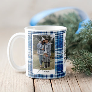 Gemütliches Blau und Kariertes Flanell Familie Fot Kaffeetasse