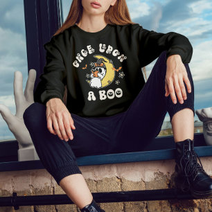 Gemütliches Ghost-Reading einmal an einem Boo Hall Sweatshirt