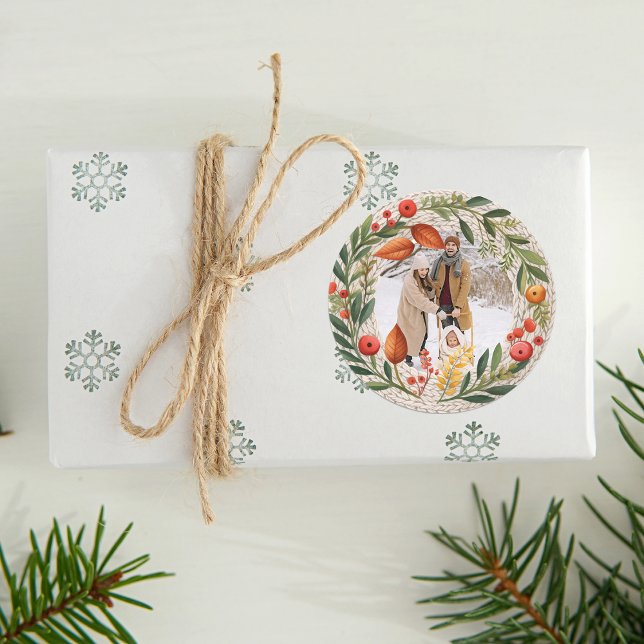 Gemütliches Holiday Wreath Foto Frame Runder Aufkleber (Cozy Holiday Wreath Photo Frame Classic Round Sticker)