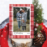 Gemütliches, Kariertes Foto der Flannel-Familie in Feiertagskarte<br><div class="desc">Karierte  Flanell-Foto-Urlaubskarte. Das Design ist mit einer karierten,  roten und weißen Stoffstruktur in den Imitaten und mit hellrosa Farbtupfern versehen. Personalisieren Sie Ihr Foto und passen Sie Ihren Nachnamen und das Jahr an. Von Moodthology Papery entworfen</div>
