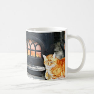 Gemütliches Kätzchen mit Feuer Tasse