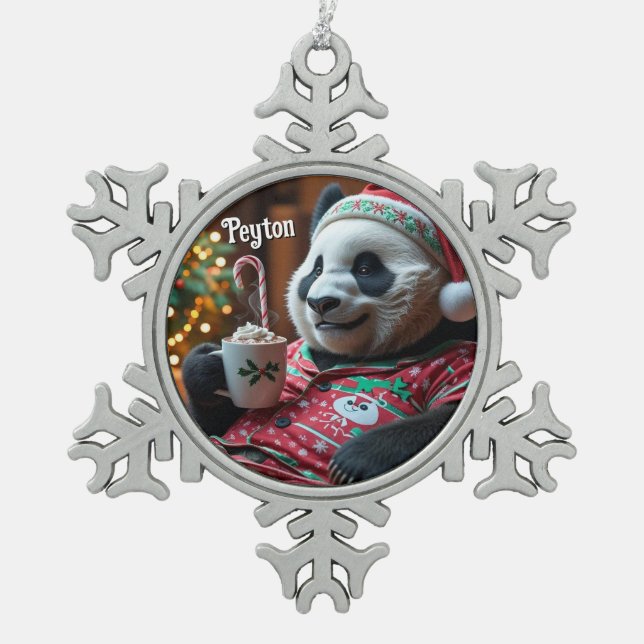 Gemütliches Panda zu Weihnachten Pajamas Personali Schneeflocken Zinn-Ornament (Vorderseite)