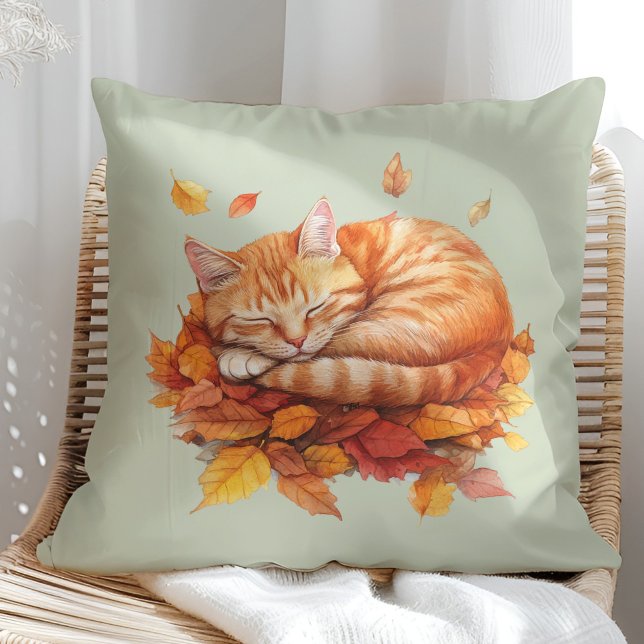 Gemütliches Schlaf-Ginger Katzenjammer Grünes Kiss Kissen (Cozy Sleeping Ginger Cat Terracotta Pillow in a sunny boho rattan chair.)