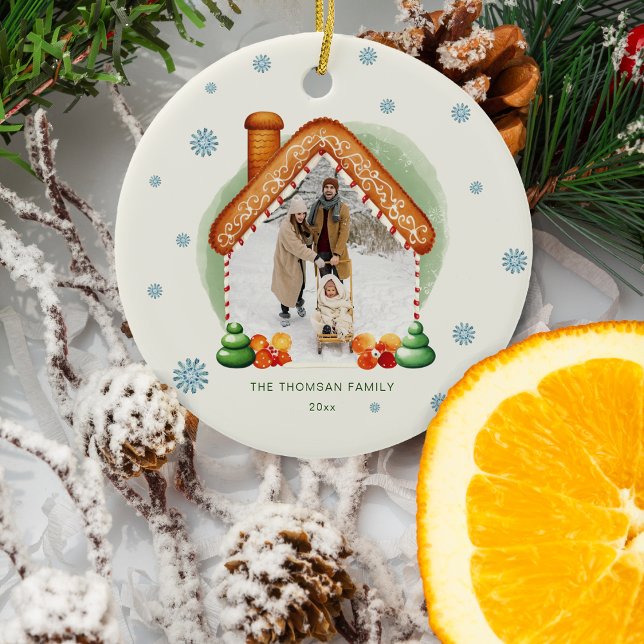 Gemütliches Weihnachtsgebäck Foto Holiday Keramik Ornament (Cozy Christmas Gingerbread House Photo Holiday Ceramic Ornament)
