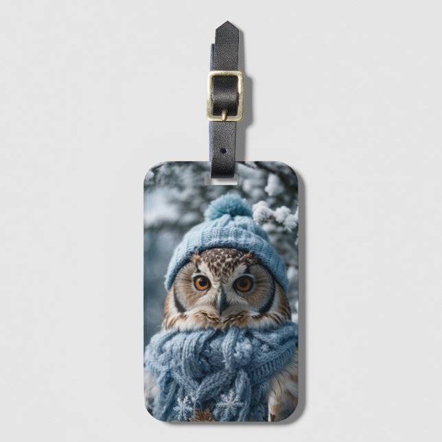 Gemütliches Whimsisches Winter Wonderland Owl Gepäckanhänger (Vorderseite Vertikal)